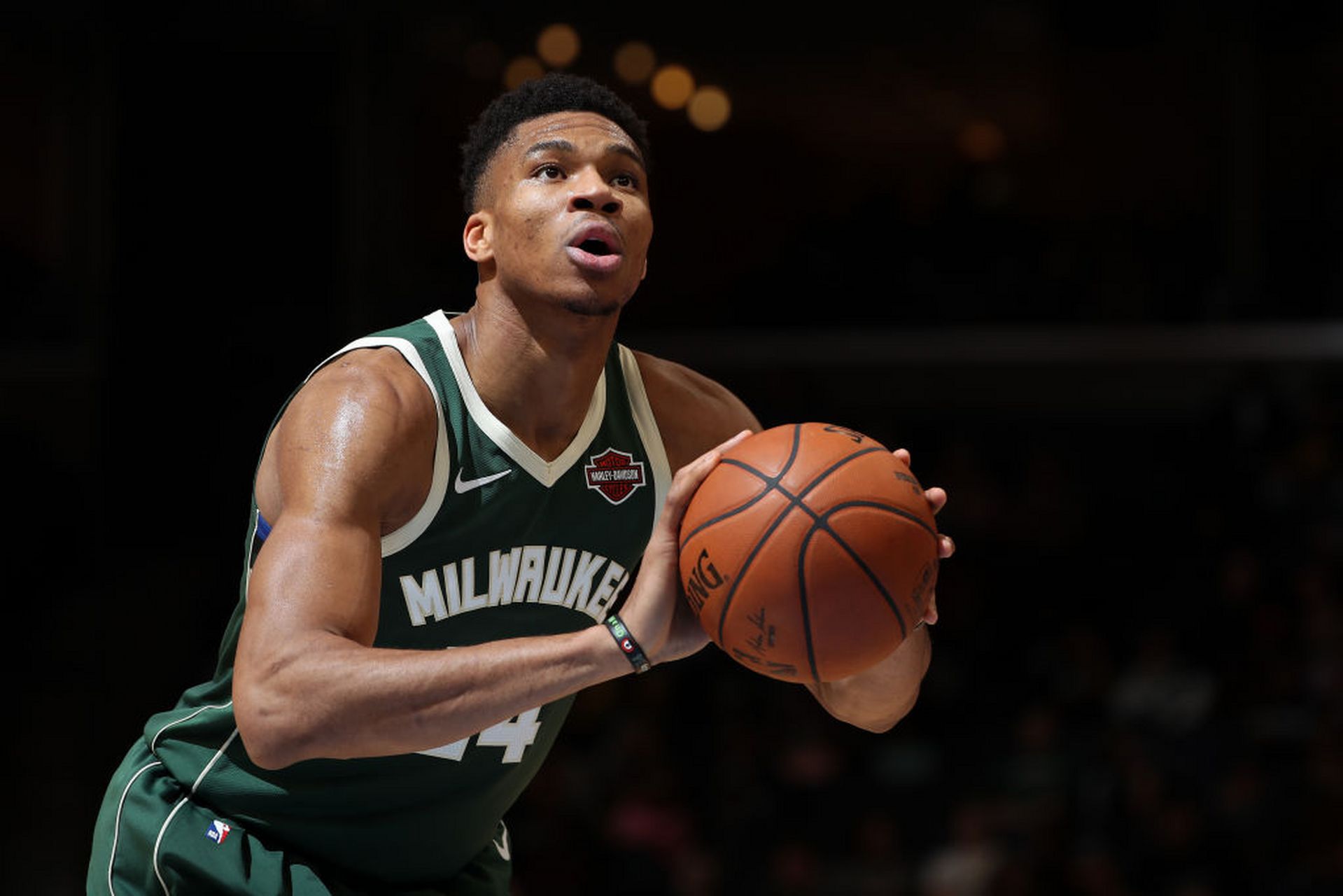 包含重磅！字母哥与90激战中国队分钟莱万多夫斯基在中国队比赛中势不可挡，瓦伦西亚单刀错失备战全明星赛的词条